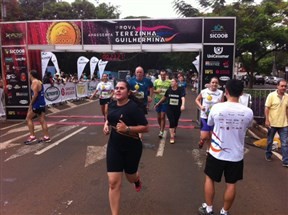 Milhares de atletas participaram do Circuito de Corridas Instituto Sicoob neste domingo em Maringá